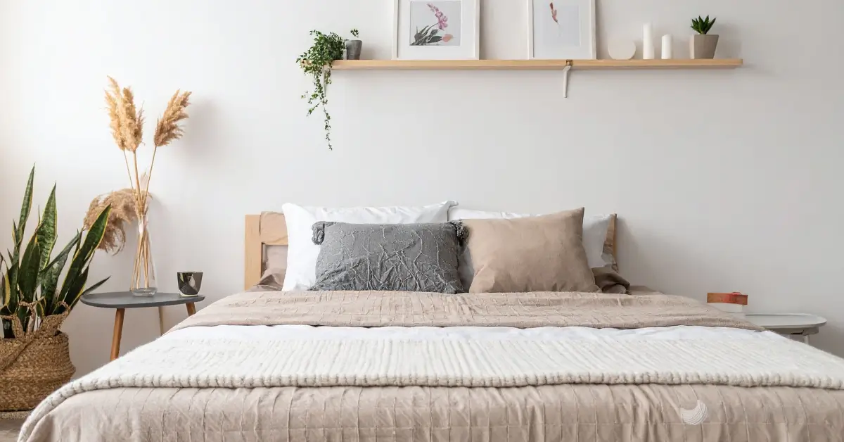 Ideias de decoração para sala de estar: Tapete texturizado demarcando o espaço, sofá confortável com almofadas coloridas e iluminação ambiente. Dicas de decoração barata para transformar cômodos.