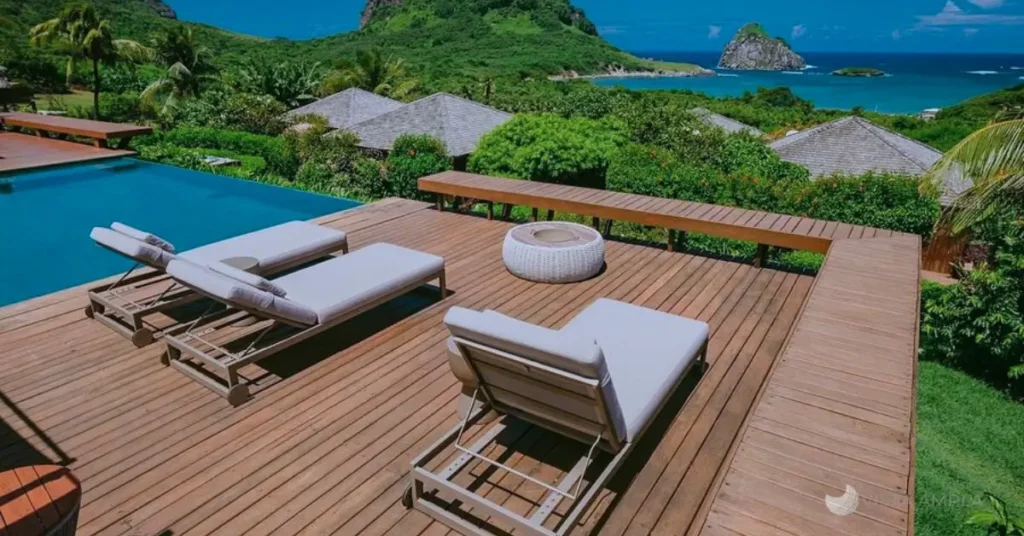 Piscina de borda infinita do Pousada Maravilha, Fernando de Noronha, com vista para a Baía do Sueste