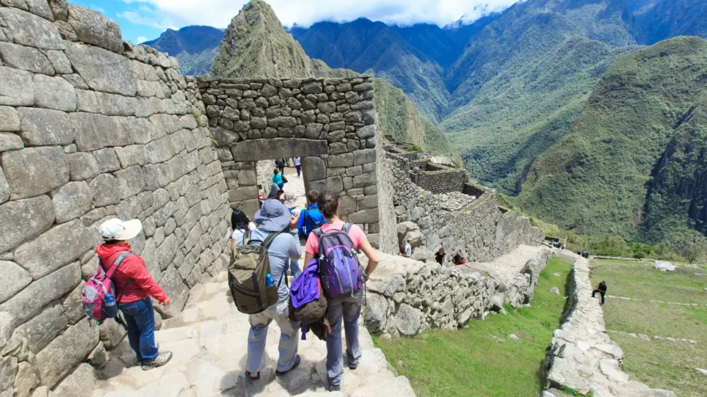 Como a Mídia Molda Destinos Turísticos