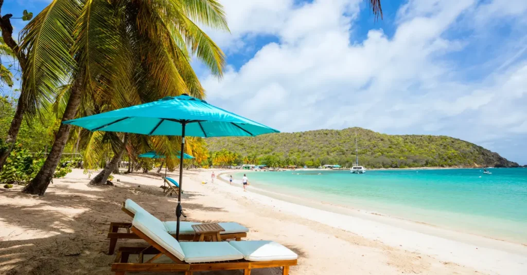 Praia paradisíaca do Caribe com areia branca, palmeiras e águas azul-turquesa. Uma excelente ideia de viagem no verão para relaxamento e resorts all-inclusive